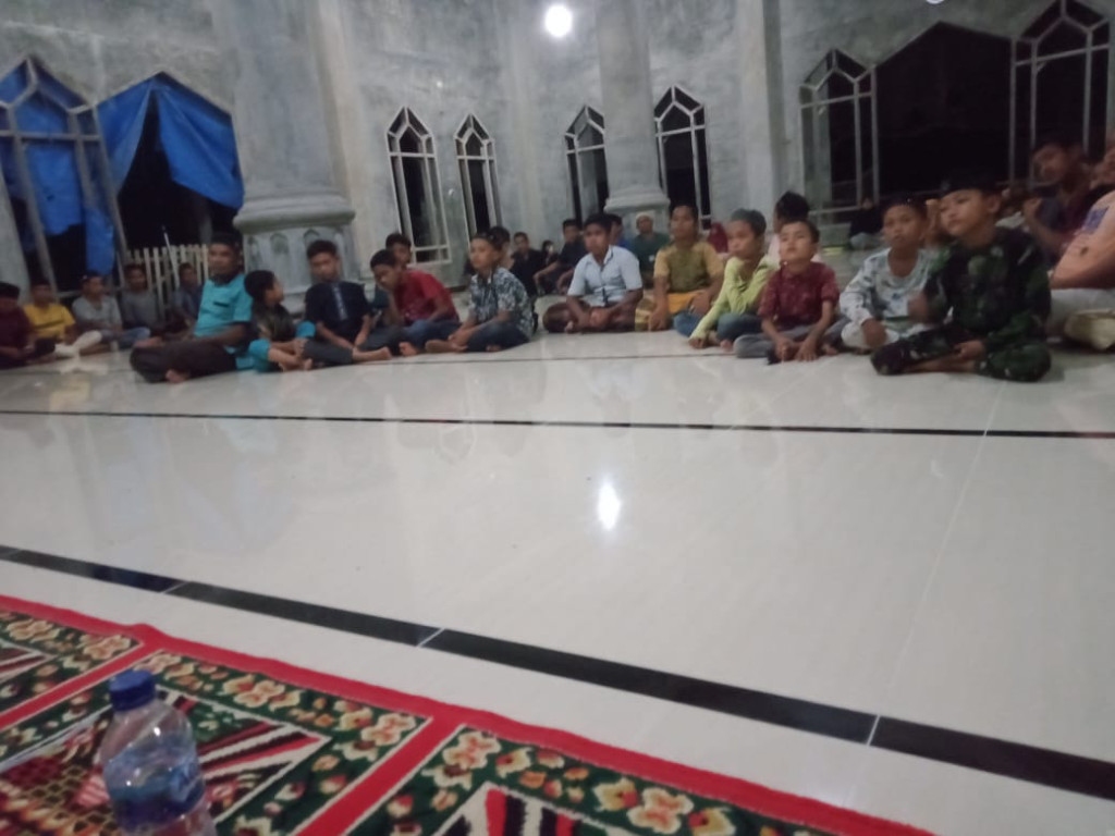 Masyarakat bersama - sama melaksanakan acara maulid nabi Muhammad Saw 